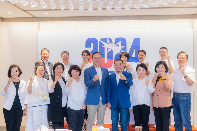 侯友宜日前與15位藍營縣市長、國民黨主席朱立倫餐敘,緊接著將於9月14日展開為期8天的訪美行。圖/引自侯友宜臉書