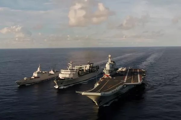 圖為山東艦演訓時,旁有補給艦艇。(圖/取自「南海艦隊」微信公眾號)