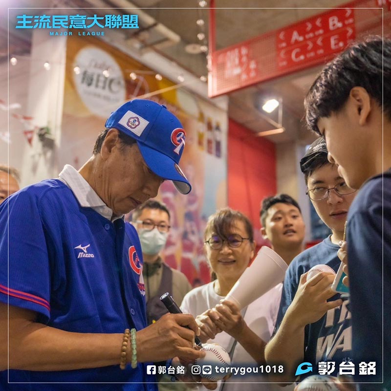 郭台銘近日密集參訪夜市,他說在夜市讓他看見熱情的人民,不僅給他很大的鼓舞,更有助於規畫經濟政策。圖/引自郭台銘臉書