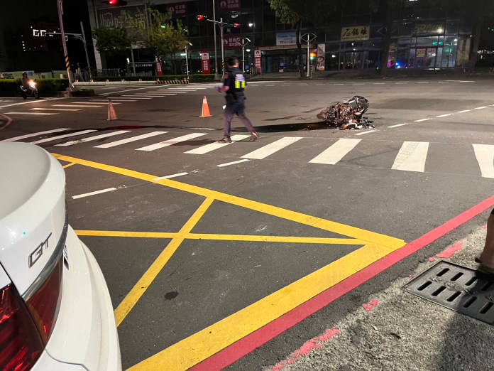 BMW左轉未禮讓 害騎士撞上慘摔 驚險撞擊曝 77 6617284D DCA6 48F0 90EC D5F4067D6F0A | 社會 社會 記者爆料網