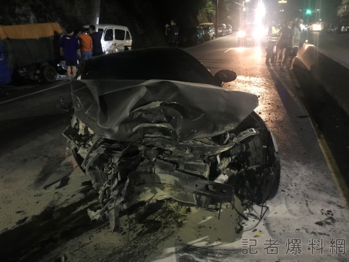 路況不熟?! 23歲男載友高速自撞路邊3汽機車 76 27855250 F509 4399 BA84 238F316034C0 | 社會 社會 記者爆料網