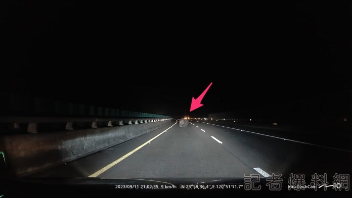 (有片)國6道路天外飛來大輪胎 音樂好搭!它真的想「回去」 74 FILE230911 210201F 0001 1 | 社會 社會 記者爆料網