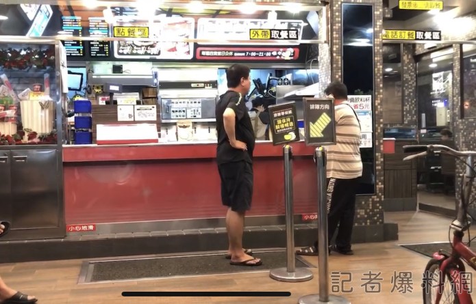 怕船要開了? 條紋男飆罵丹丹漢堡店員 遭正義哥反罵 引警到場 71 3B616035 F0B4 45CF A01F 94DE8E436650 | 社會 社會 記者爆料網