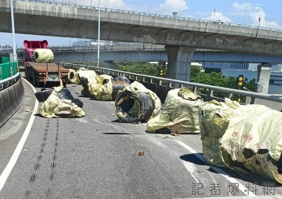 高雄新生高架道路掉落事故! 拖板車線材掉滿地匝道封閉中 74 新生高架,掉落物