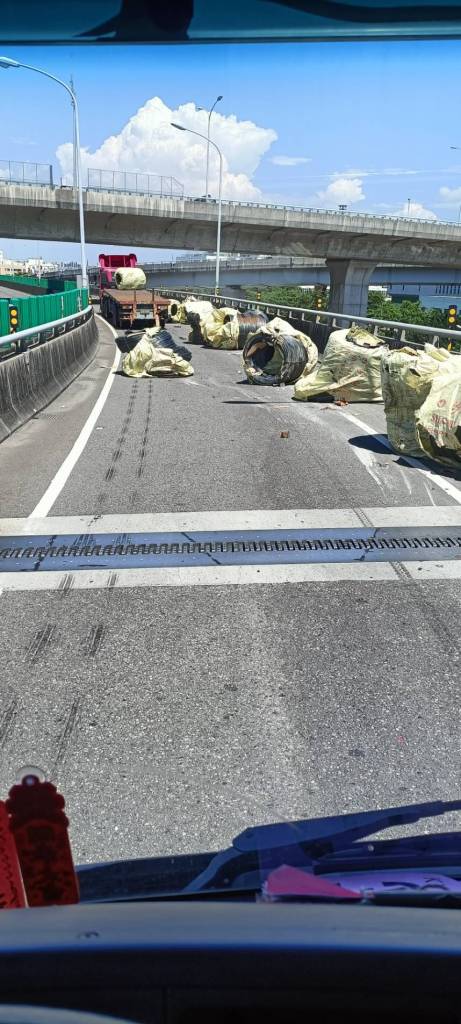 高雄新生高架道路掉落事故! 拖板車線材掉滿地匝道封閉中 72 新生高架,掉落物