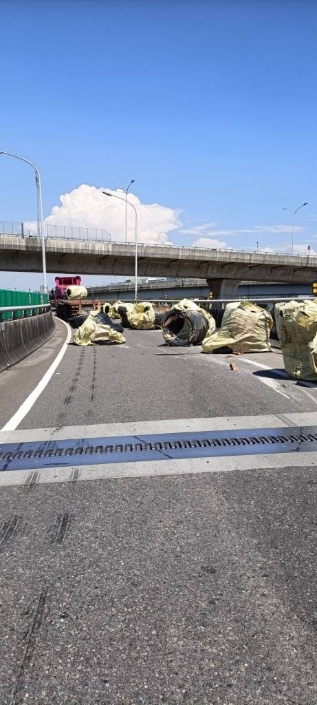高雄新生高架道路掉落事故! 拖板車線材掉滿地匝道封閉中 73 412854 0 | 社會 社會 記者爆料網