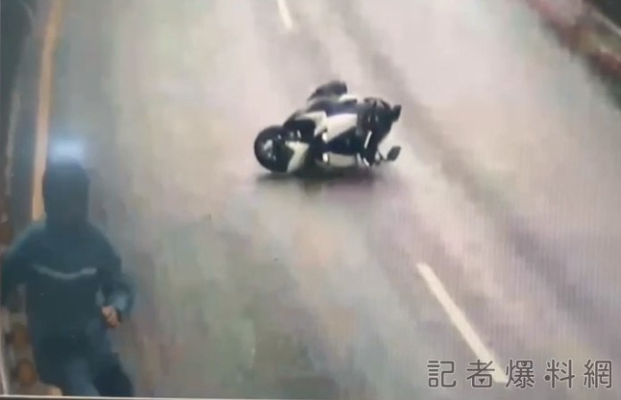 「一袋麵粉」害10多輛機車慘摔! 新北環快多名騎士犁田畫面曝光 66 麵粉,摔車,新北環快