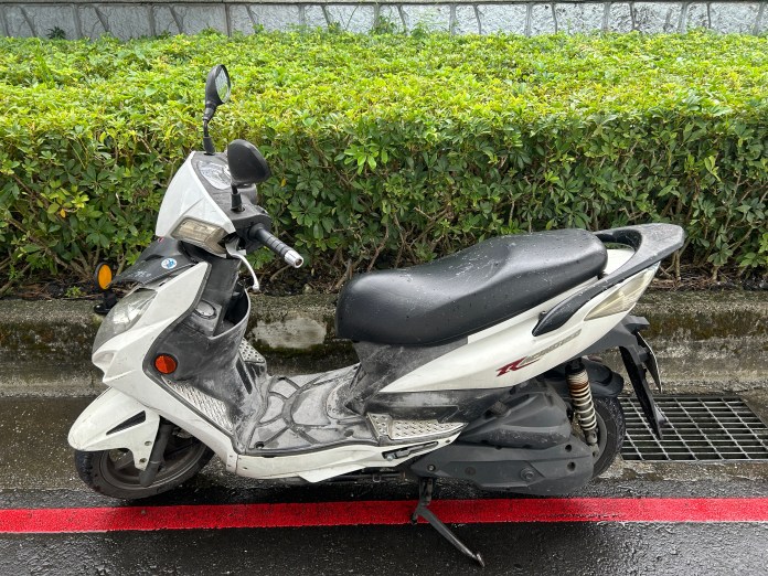 「一袋麵粉」害10多輛機車慘摔! 新北環快多名騎士犁田畫面曝光 65 麵粉,摔車,新北環快