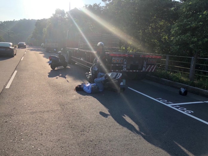 逆光惹禍?女騎士撞違停拖板車顱內出血 63 211 1 | 社會 社會 記者爆料網
