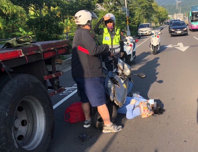 逆光惹禍?女騎士撞違停拖板車顱內出血 61 212 1 | 社會 社會 記者爆料網