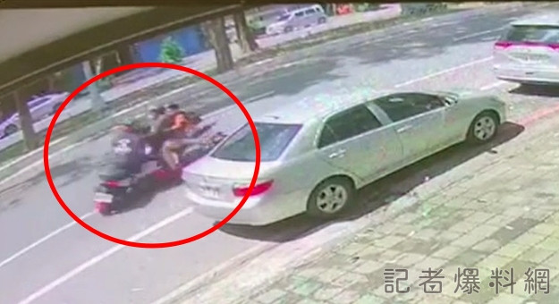 高雄離譜婦騎車3貼載小孩「未戴帽又逆向」 右轉騎士閃避不及釀對撞 61 高雄,逆向,3貼