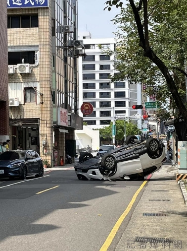 身體不適吃感冒藥 台南一男開車擦撞路邊2車翻覆四輪朝天 59 1694508189711 | 社會 社會 記者爆料網