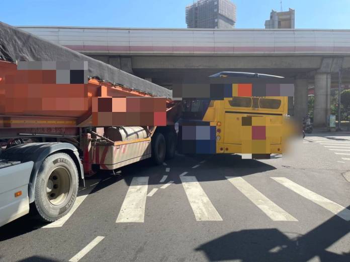 (公車與大貨車相撞片)北投公車與貨車相撞 民眾:「公車搶快左轉插進去貨車車斗」 60 | 社會 社會 記者爆料網