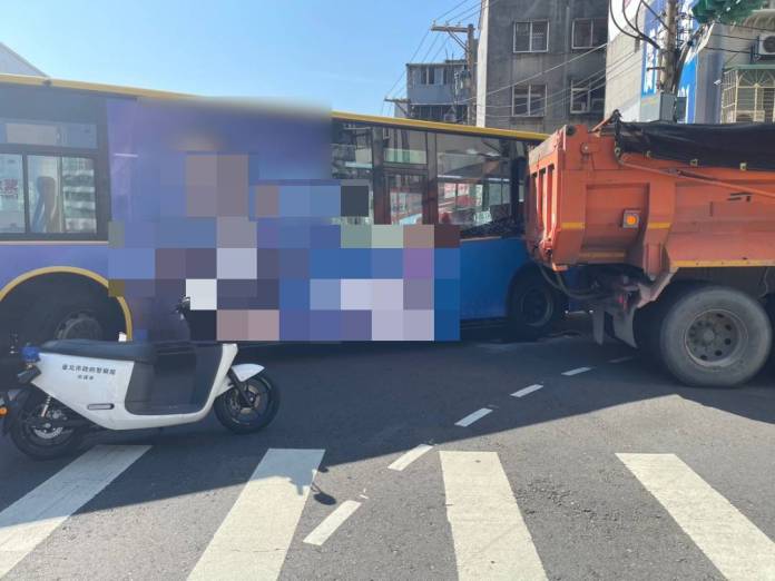 (公車與大貨車相撞片)北投公車與貨車相撞 民眾:「公車搶快左轉插進去貨車車斗」 61 | 社會 社會 記者爆料網