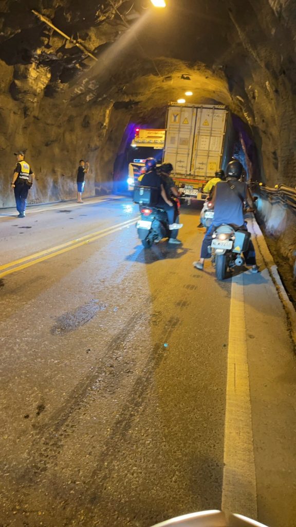 (貨櫃車卡隧道片)糗!貨櫃車卡蘇花公路錦文隧道 半小時脫困 56 9線錦文隧道。民眾提供 scaled | 社會 社會 記者爆料網