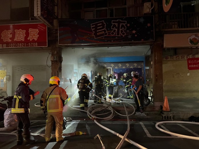 快訊/北市北投區小吃店廚房冒出濃煙 全棟居民疏散 58 711 | 社會 社會 記者爆料網