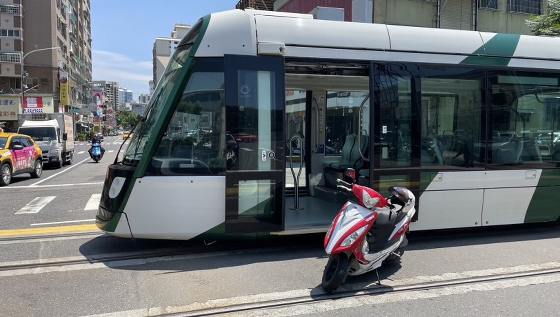 高雄輕軌列車事故:機車闖紅燈差點釀禍