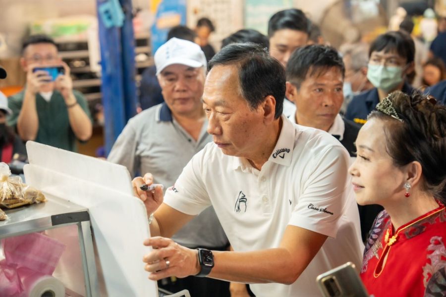 傳郭台銘副手為外資天后陳嫦芬?郭辦:不清楚不回應 200 傳郭台銘副手為外資天后陳嫦芬?郭辦:不清楚不回應 199