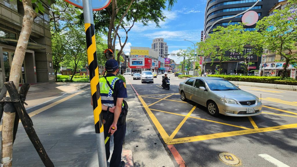 警方持續執行，行人路權大執法。(記者宋紹誠翻攝)