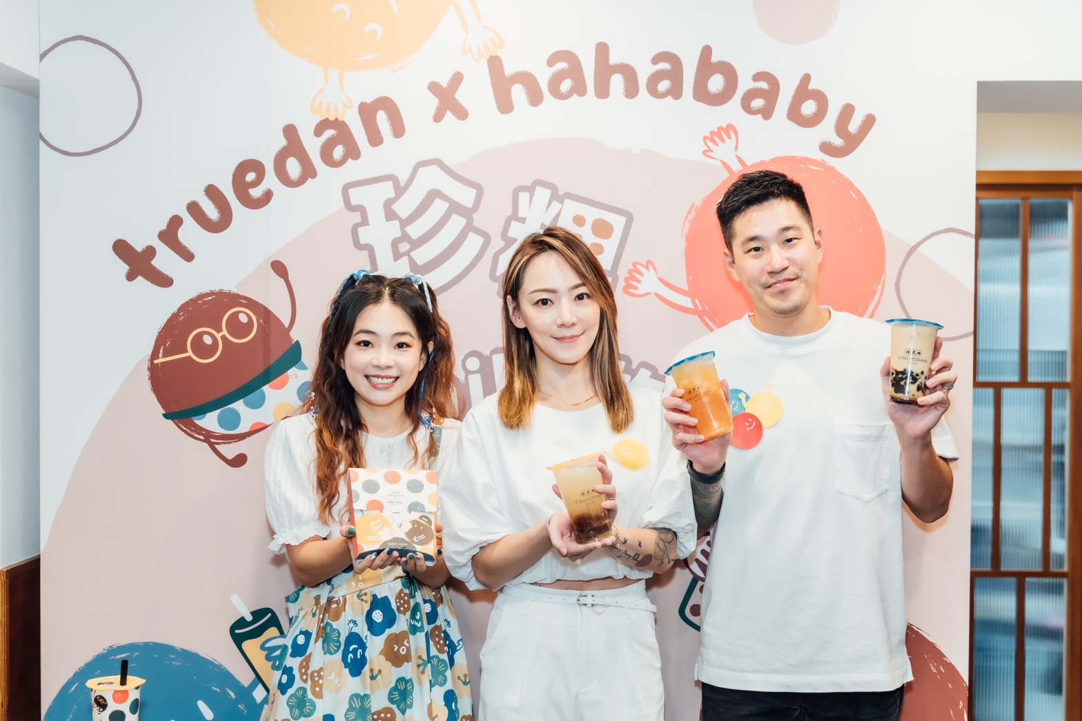 (左起)百萬YouTuber & Hahababy老闆嘎嫂二伯、珍煮丹總經理吳幸容、珍煮丹董事長高永誠,珍煮丹X hahababy 跨界聯名合影。(圖/珍煮丹提供)