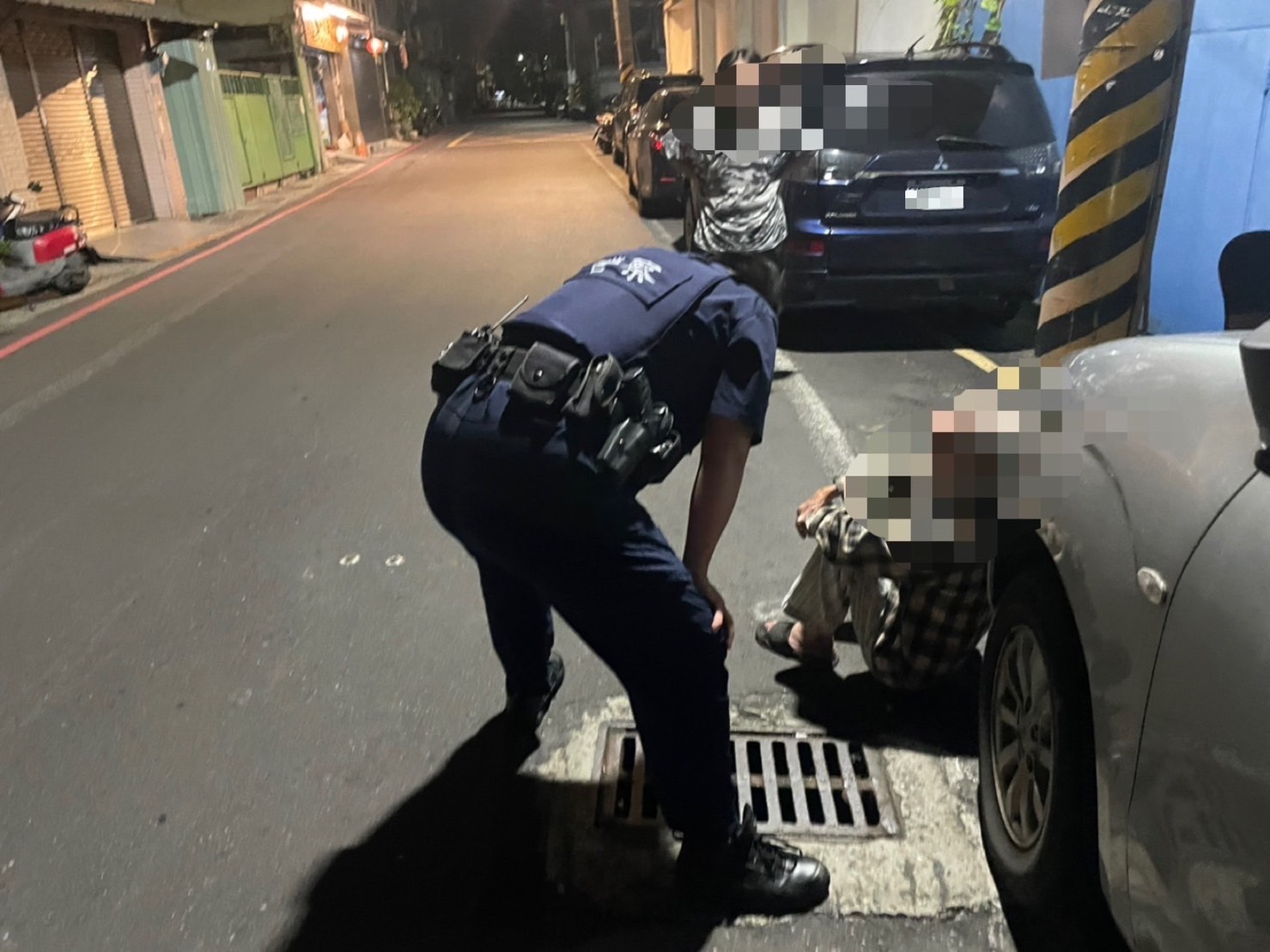 88歲黎姓獨居老翁倒臥路邊。(記者宋紹誠翻攝)