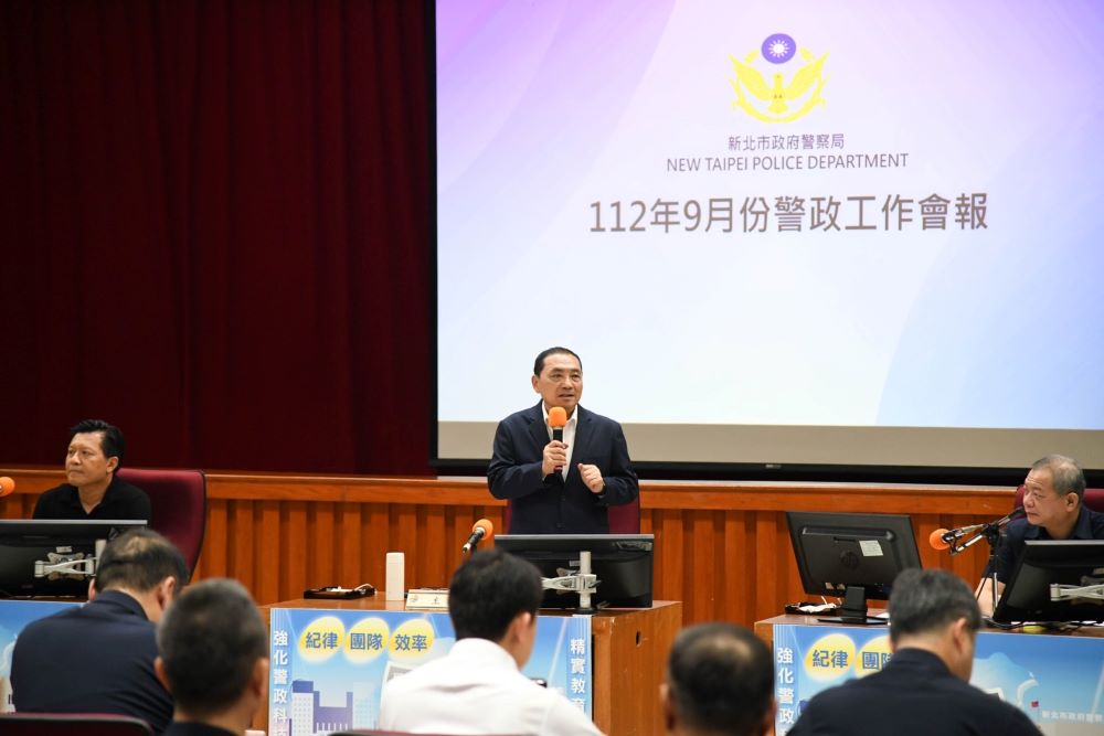 《圖說》侯友宜在「警政工作會報」,嘉勉警察局同仁堅守崗位、奉獻己力於治安工作,迅速偵破,右一為警察局長廖訓誠。〈警察局提供〉