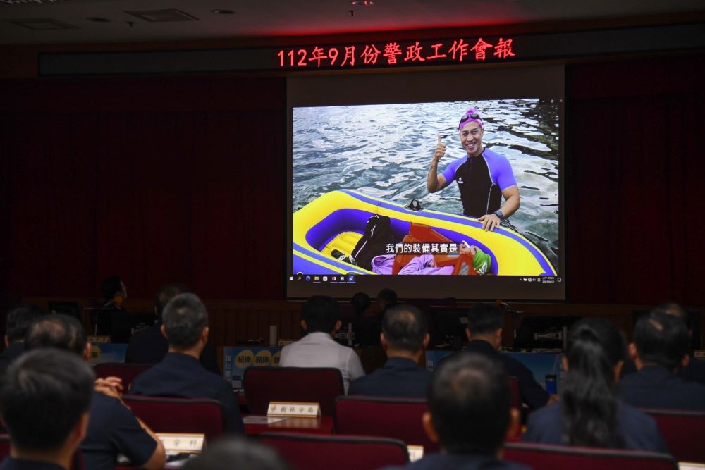 《圖說》警察局「警政工作會報」播放王俊智參加三鐵活動影片。〈警察局提供〉