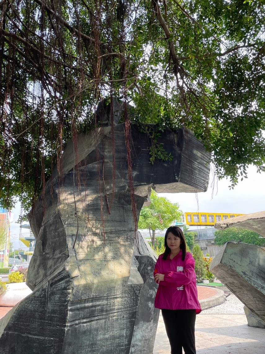 漾新聞|朱銘大師作品「對招」被樹蒙面 陳美雅質疑市府漠視公共藝術