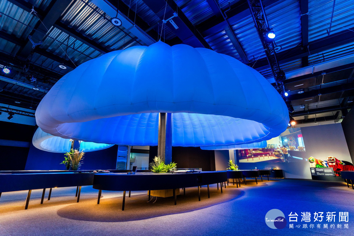 世界館內浮空穹頂呼應著天光及光線的變化,使觀眾沉浸於展場氛圍。