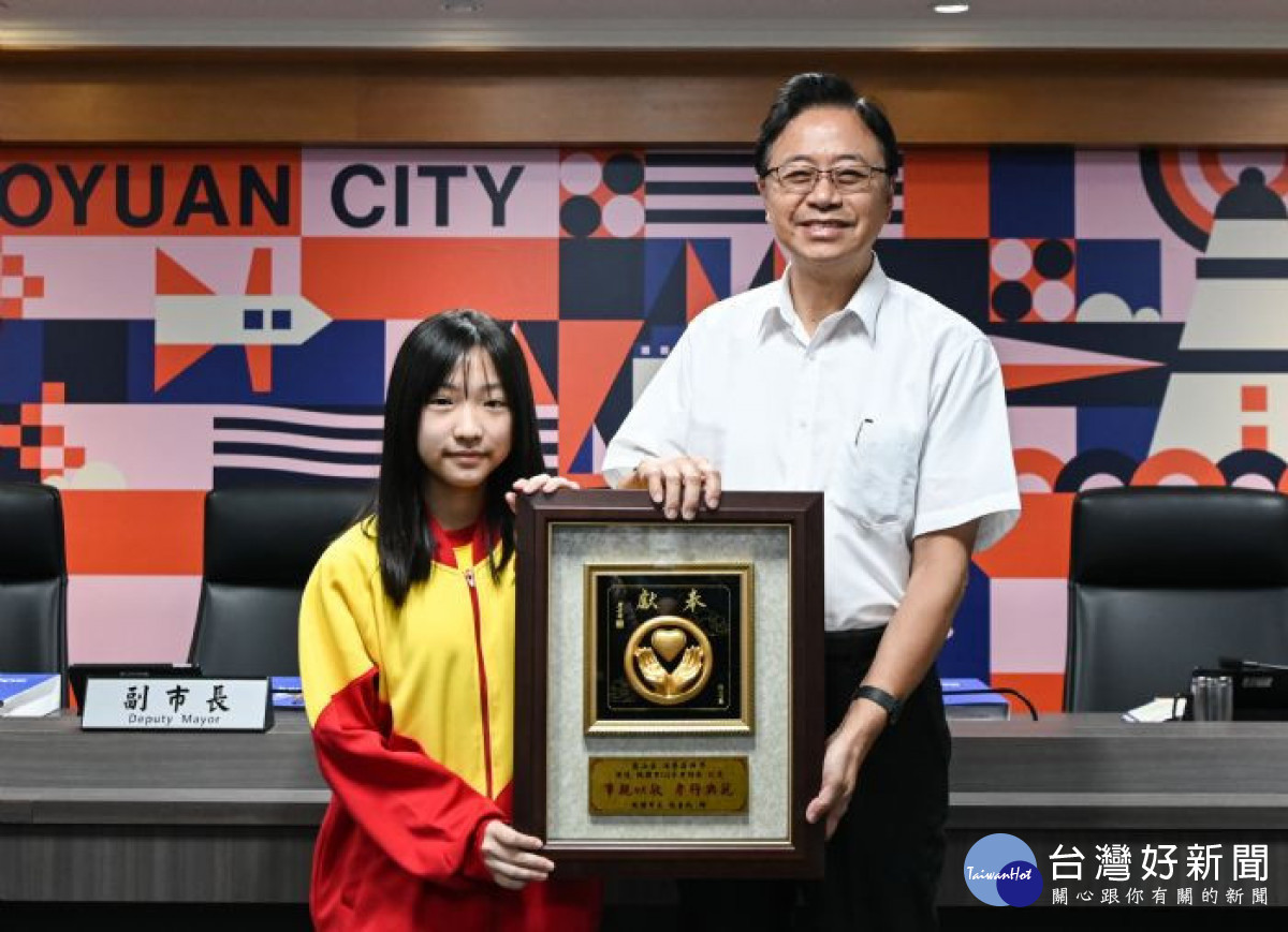 張市長頒發獎座予龜山區潘馨茹同學，肯定其孝行。<br /><br /> 