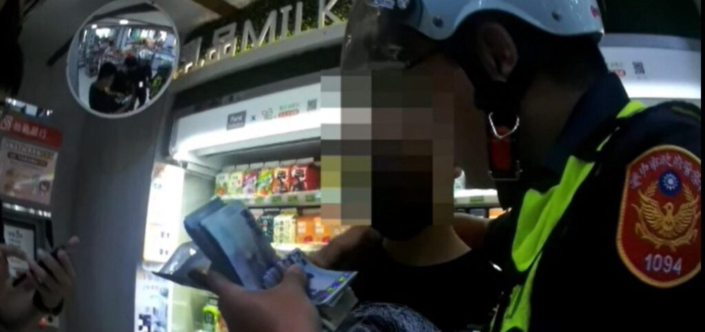 ▲圖說:提款機前越籍移工車手反覆提領現金,遭警方鎖定逮捕 (圖/台政府提供)