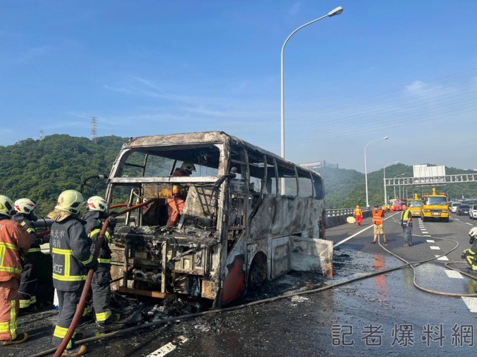 驚魂!國1高架「大客車起火」冒煙 司機急疏散6乘客 54 426200 | 社會 社會 記者爆料網