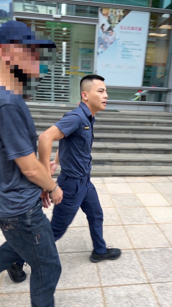 南港搶案!23歲女領15萬匯兌人民幣 遭交易男子用椒水攻擊 63 S 638484631 | 社會 社會 記者爆料網