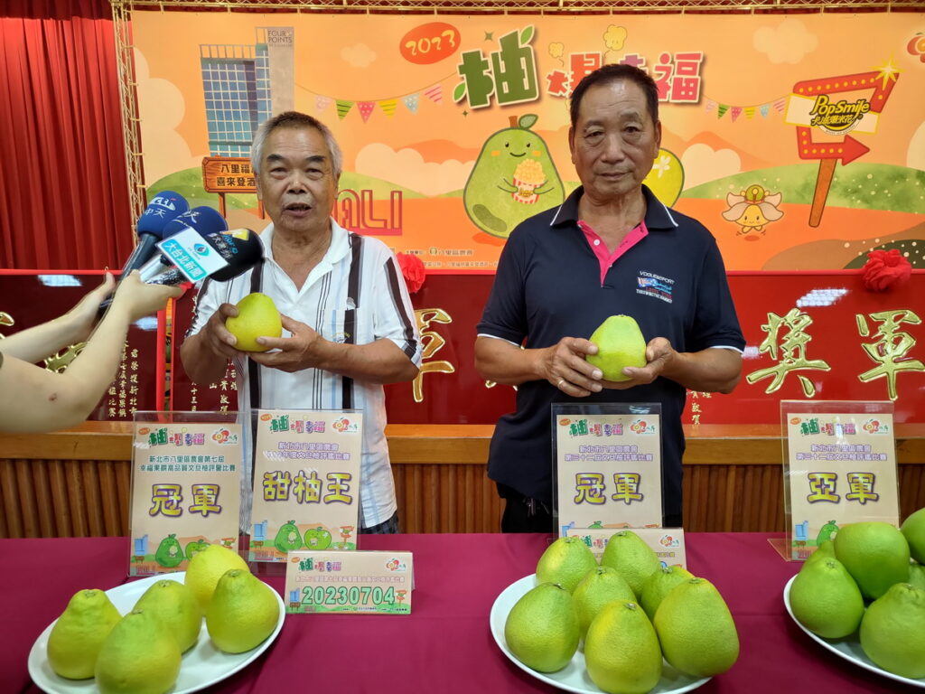 右為第32屆八里區文旦柚評鑑冠軍李進成,左為第7屆幸福果饌評鑑冠軍及甜柚王李春益。(圖/八里區農會提供)