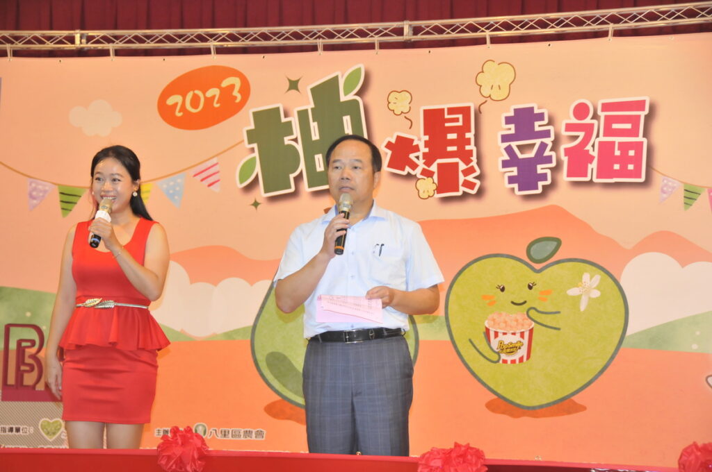 由八里區農會總幹事高金山公布112年度八里文旦柚評鑑比賽得獎名單。(圖/八里區農會提供)