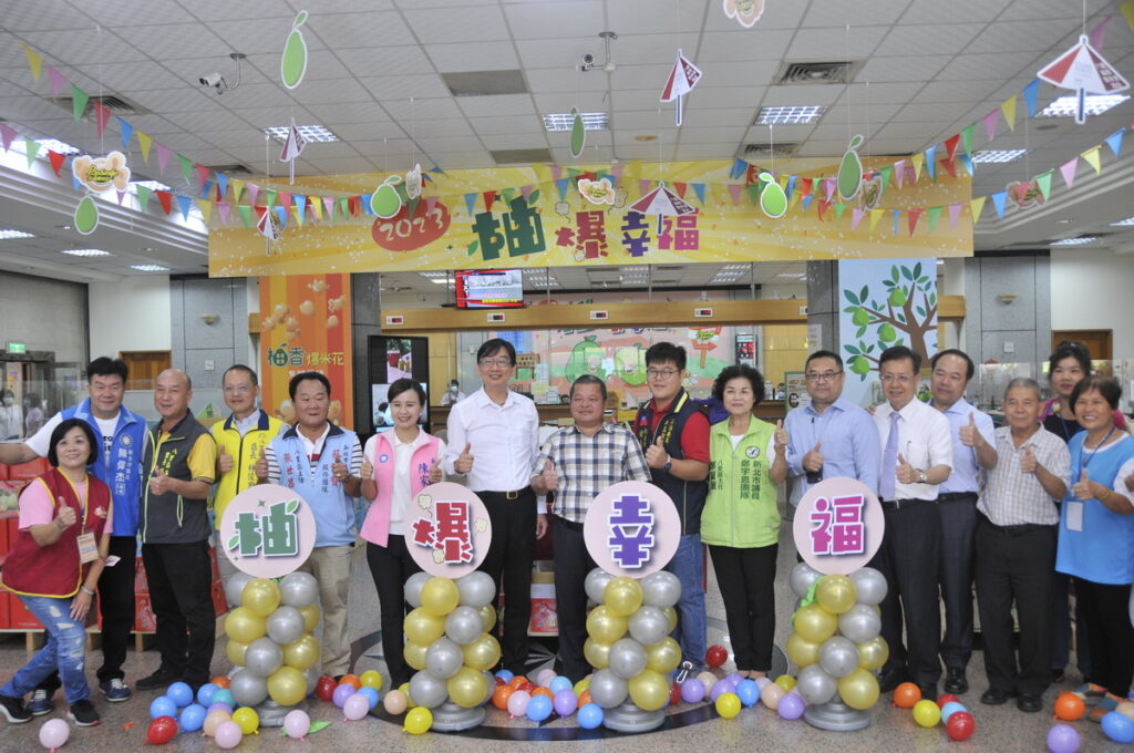 八里區農會推出線上電商平台「小農電舖直銷站」販售優質文旦柚,讓消費者可以方便購買,而且還推出許多優惠,還能更省荷包。(圖/八里區農會提供)