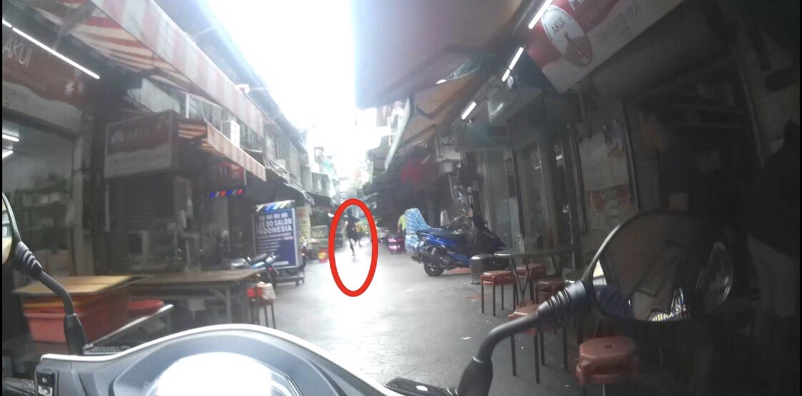 ▲圖說:見多部警車停放超商前,黑衣男轉身狂奔,員警見狀以警用機車追蹤 (圖/台中市政府提供)