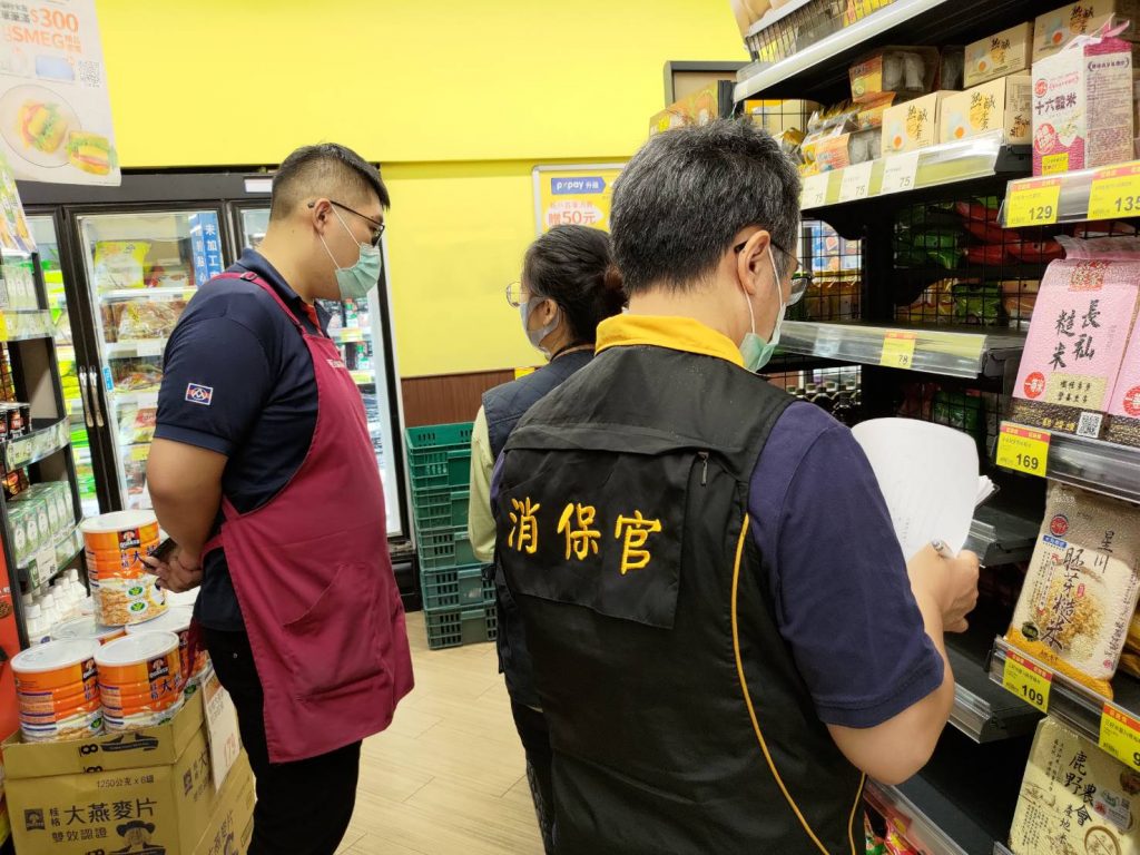 消保官現場查核巴西進口蛋效期.。(圖/新北市政府提供)