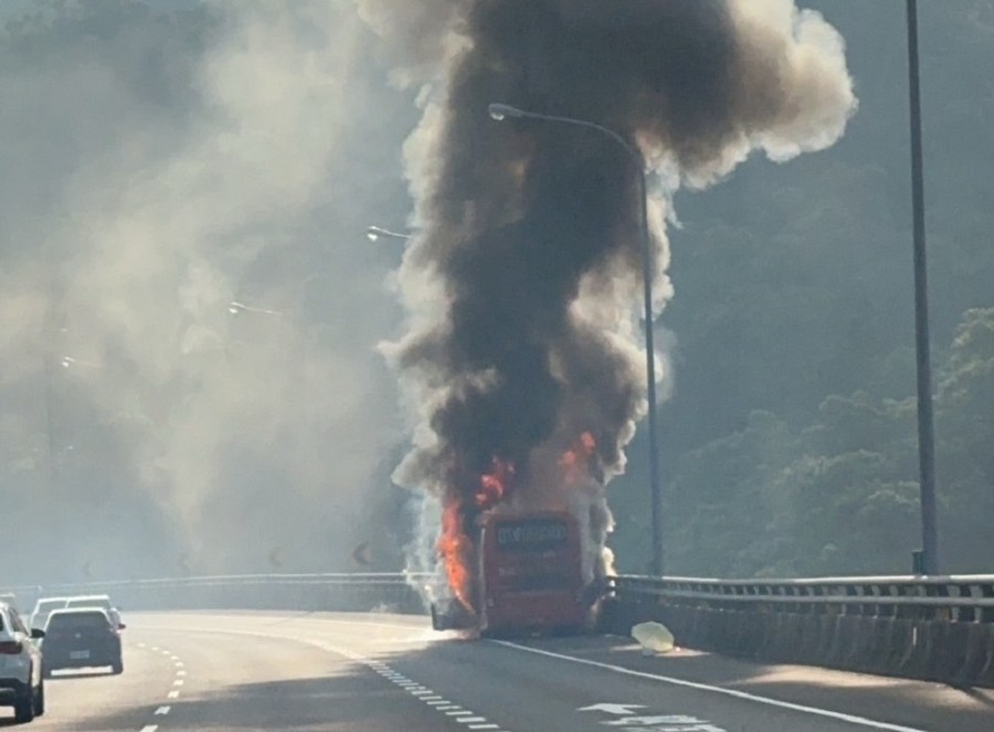 國道火燒車 6乘客驚險疏散接駁逃離 219 cnews204230913a05
