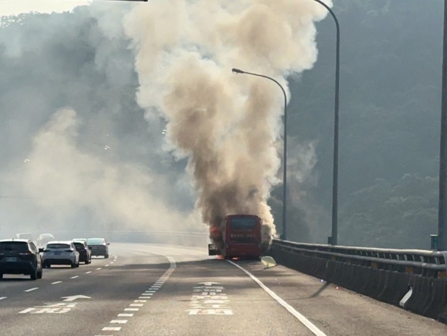 國道火燒車 6乘客驚險疏散接駁逃離 220 cnews204230913a06