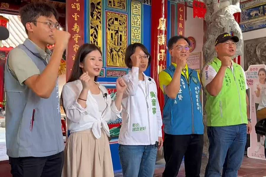 雞排妹變助選員 與吳音寧市場拜票 期盼翻轉彰化 204 雞排妹變助選員 與吳音寧市場拜票 期盼翻轉彰化 203