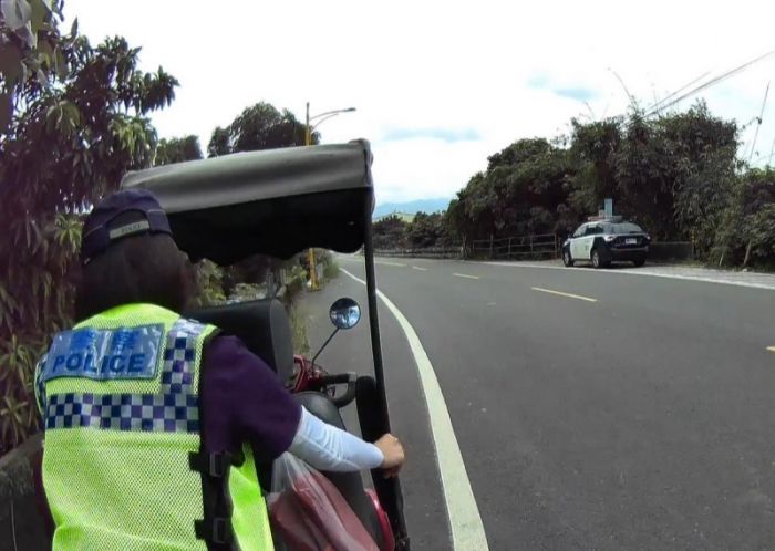 電動車半路拋錨 公正警協助解圍