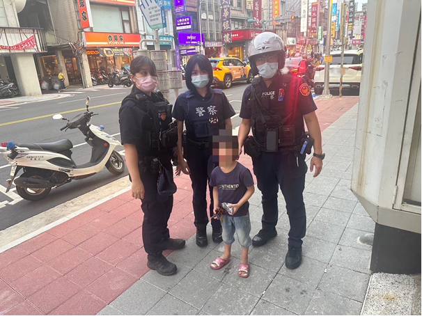 警方安撫小朋友心情。(記者宋紹誠翻攝)
