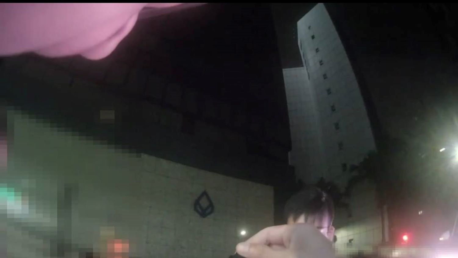 警方見簡男神情緊張，於中央扶手發現玻璃精油瓶，經檢驗呈現二級搖頭丸及三級愷他命陽性反應。(記者宋紹誠翻攝)