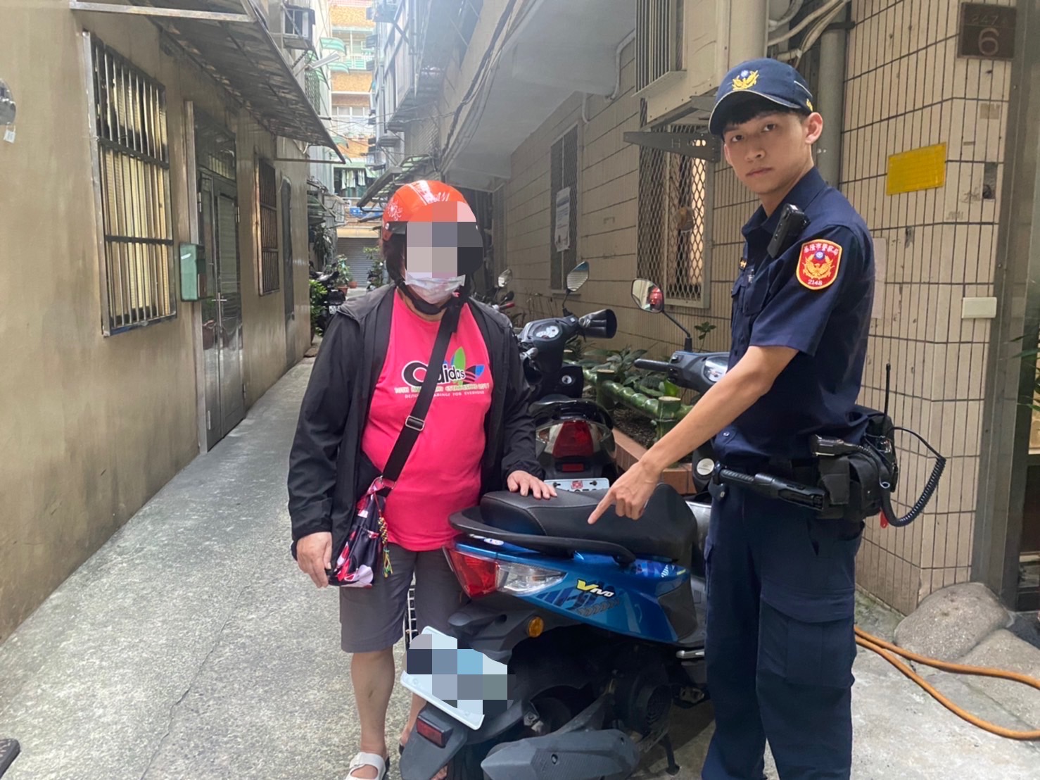 警方協助呂姓婦人尋回機車。(記者宋紹誠翻攝)