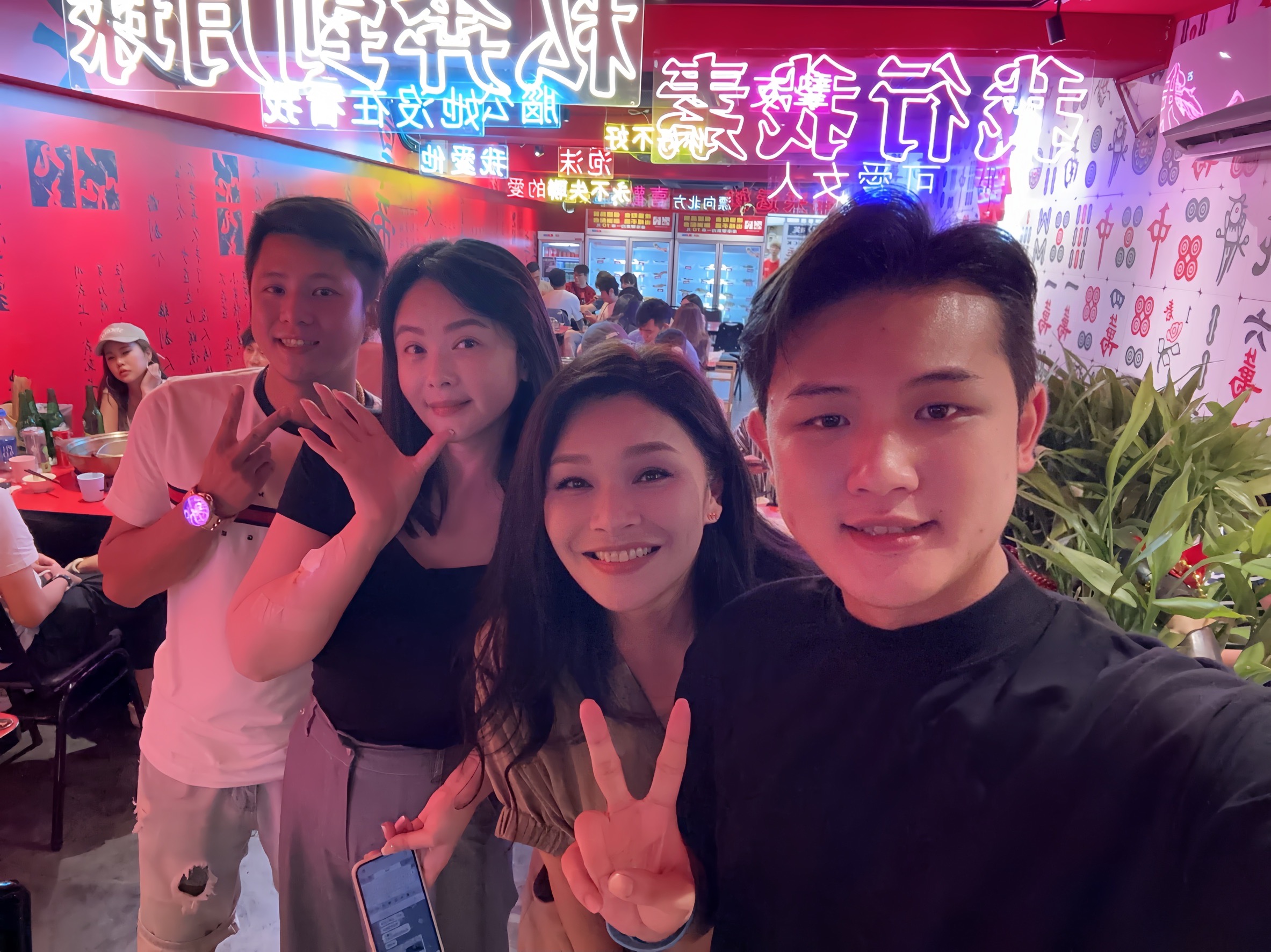 嚴淑明這次來台拍攝知名美妝保養品廣告,由右至左分別為梁軒安、嚴淑明、蕭淑慎。(圖/鷹傳媒提供)
