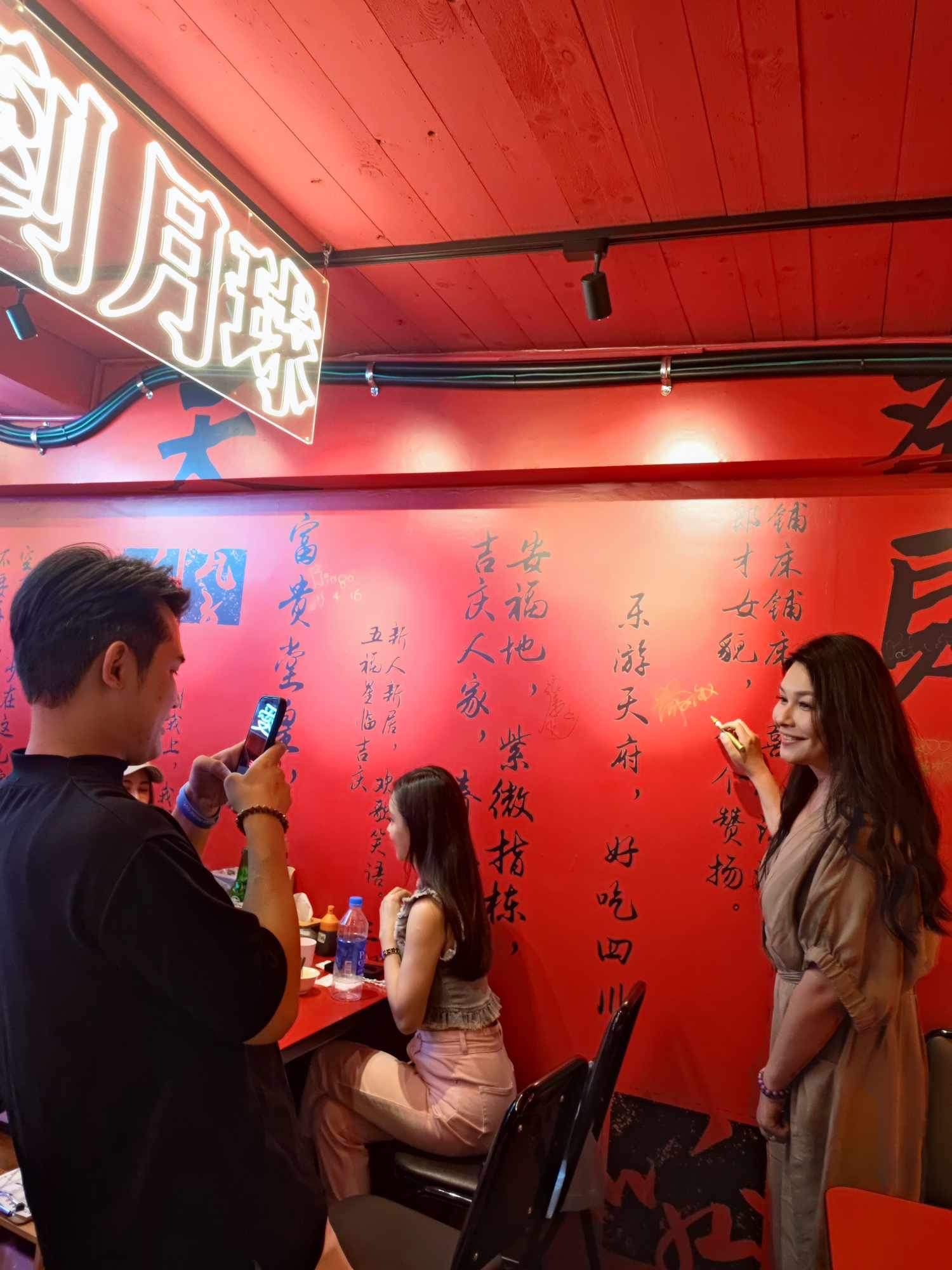 經了解,這家連鎖火鍋店的老闆是嚴淑明的粉絲,還請她在牆上留下親筆簽名。(圖/鷹傳媒提供)