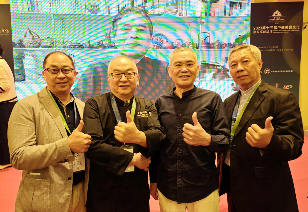 在「台中大墩路台南擔仔麵」同仁們的陪同出席下，阿章師親自上台授獎。同仁合照。  (圖/ 台中大墩路台南擔仔麵提供)