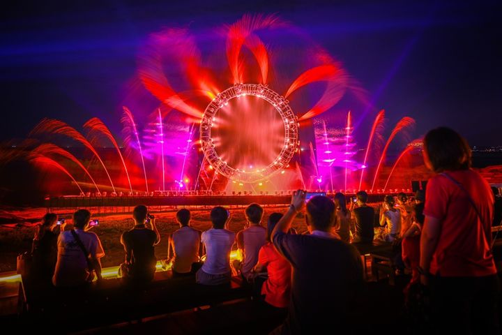 14公尺高太陽花噴泉水幕。 圖:交通部觀光局北海岸及觀音山國家風景區管理處/提供