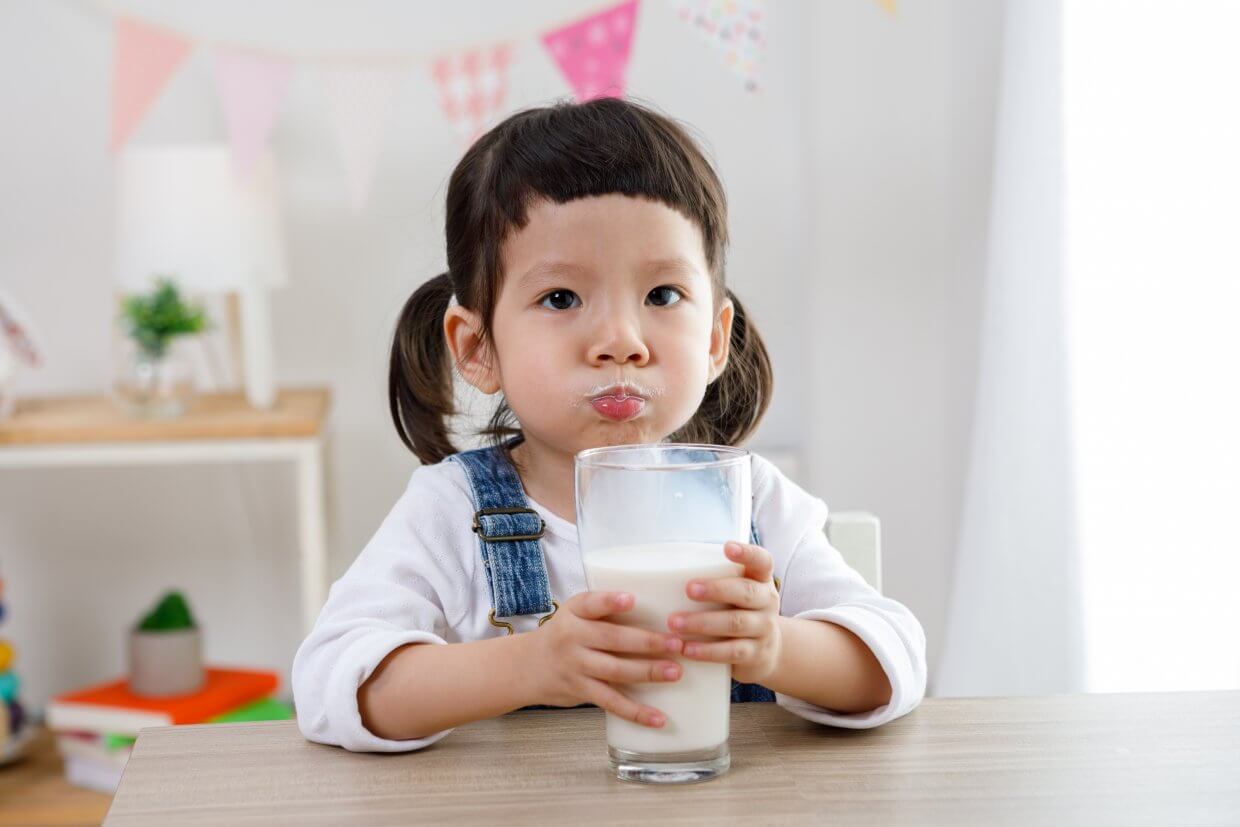 Adorable,Baby,Girl,Dringking,Milk,With,The,Glass